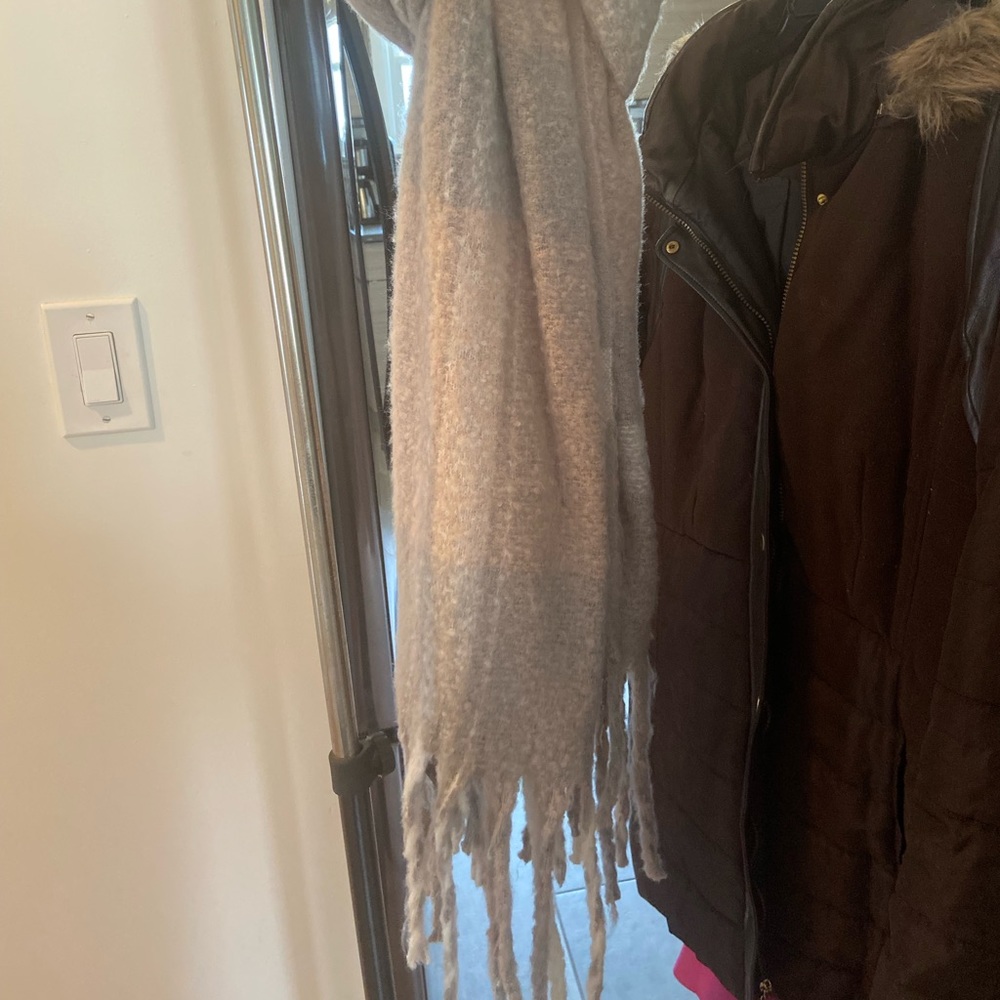 Super soft scarf with fringe details